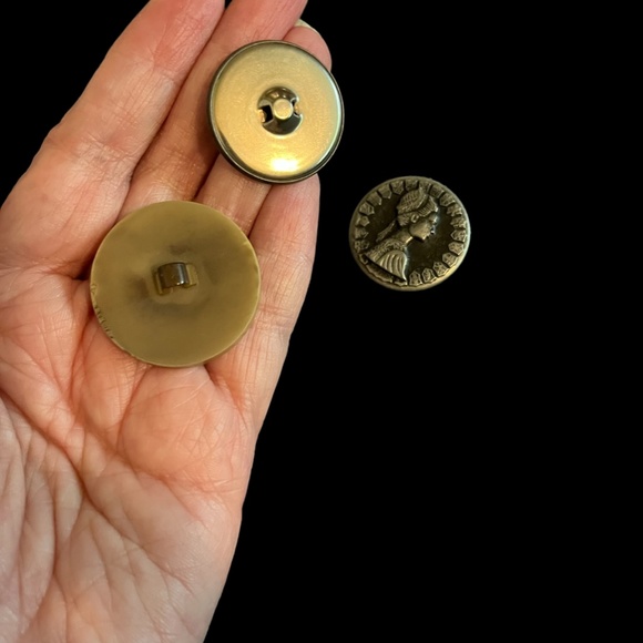 3 Vintage Buttons - Picture 4 of 4